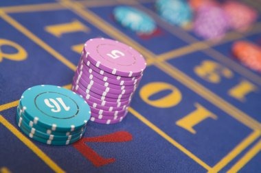 Lightning Roulette live table interface on mobile phone